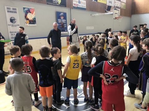 Kim Tillie avec les jeunes basketteurs de la Jeune France de Cholet (27-03-24)