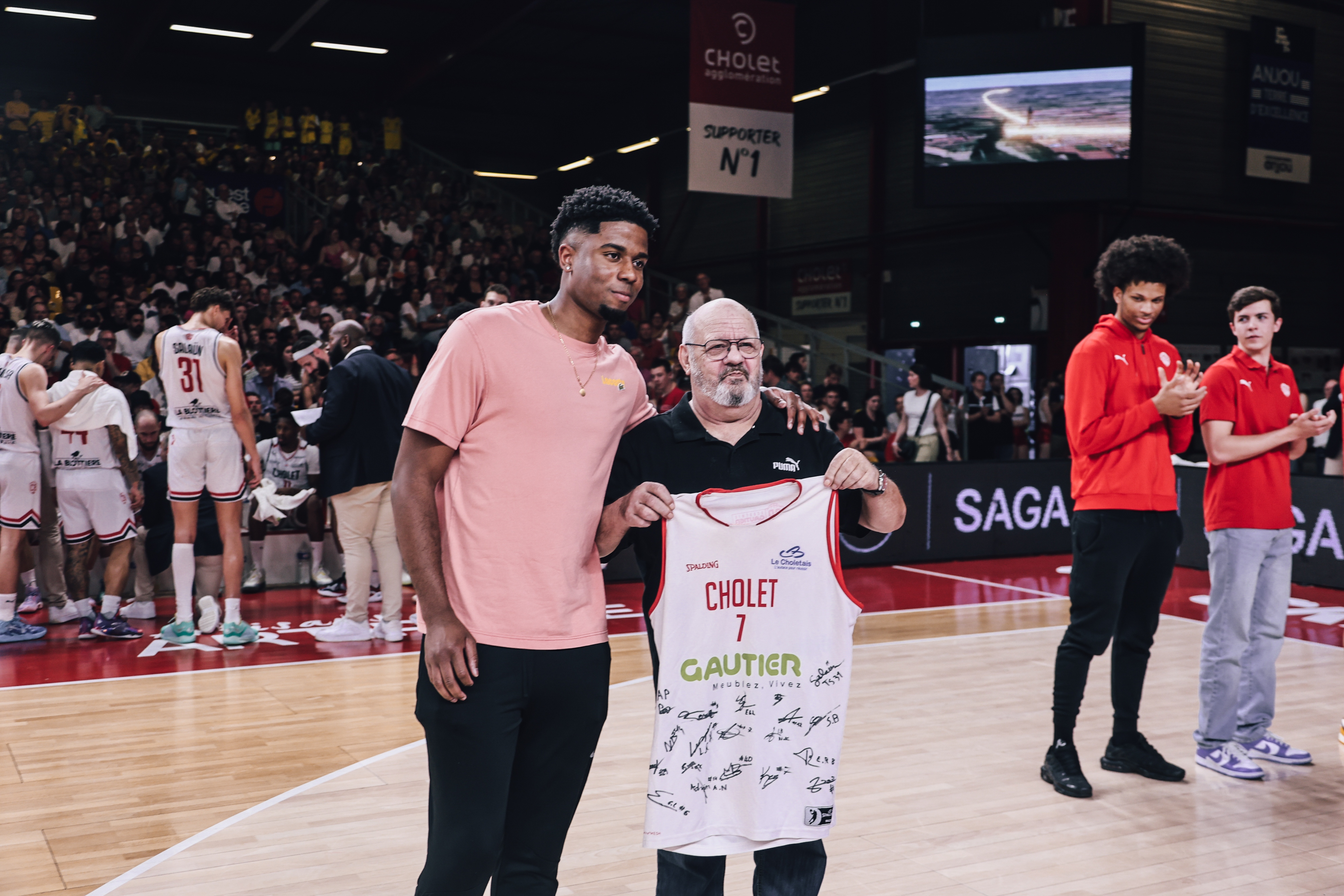 Karlton Dimanche remet un maillot à Xavier Bertheleme après 7 ans de direction de l'Académie Gautier CB ©MELVYN AUGAS