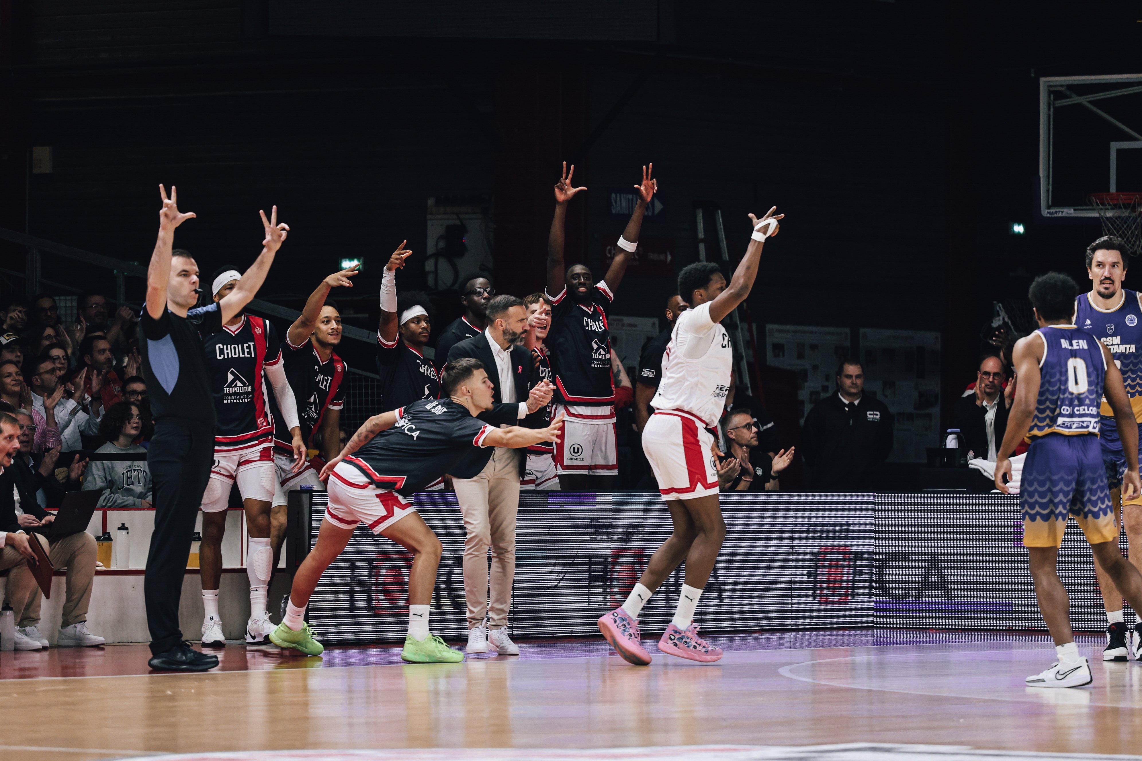 Le banc Choletais après le 3pts de Gérald Ayayi ©Melvyn Augas